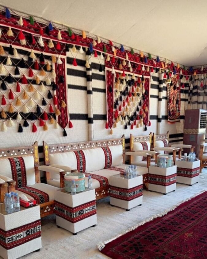 درع سيف فاخر مقاس وسط الطول 90 سنتي - عرض 25 سنتي - ارتفاع 50 سنتي